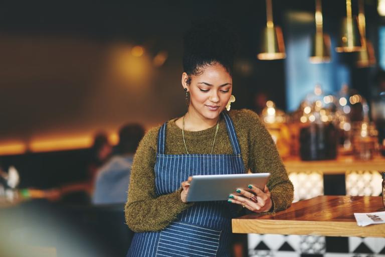 Vrouw aan het werk in restaurant