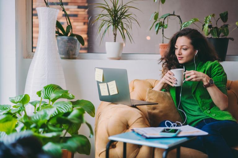 Vrouw op de bank met laptop