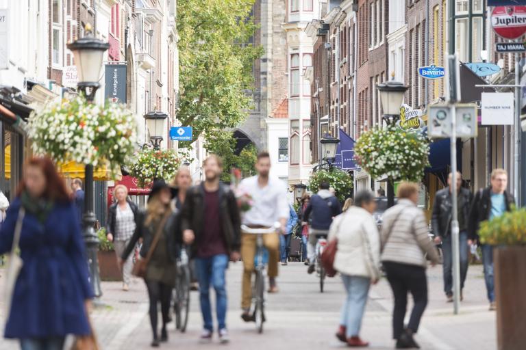 Mensen winkelend op straat