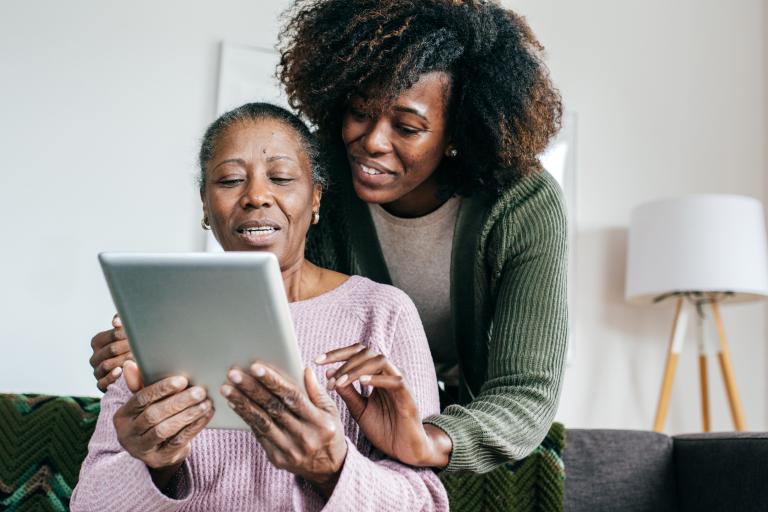 Moeder en dochter op tablet