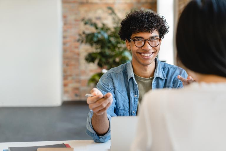 Man in gesprek met collega