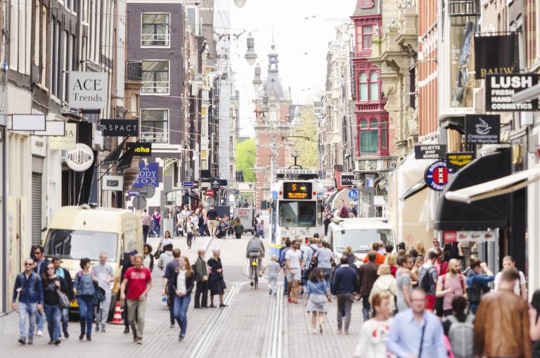 Amsterdam winkelende mensen