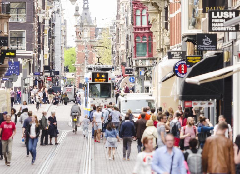 Amsterdam winkelende mensen