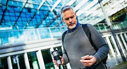 Man kijkt op mobiele telefoon buiten