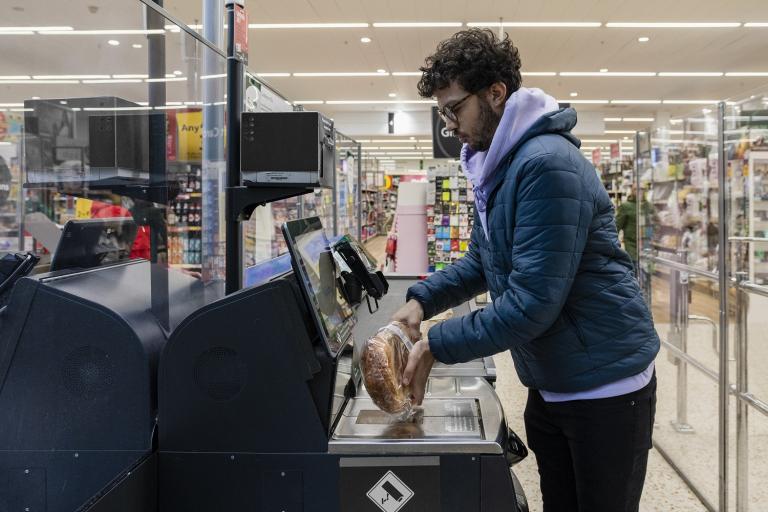 Man rekent boodschappen af bij zelfscankassa in supermarkt