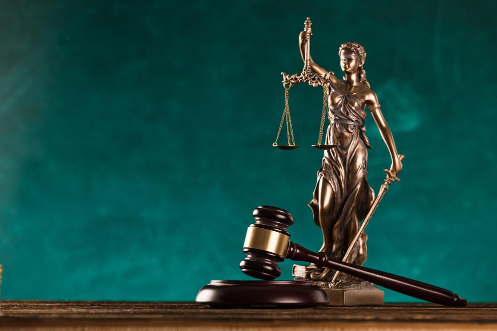 Rechtershamer en vrouwe Justitia